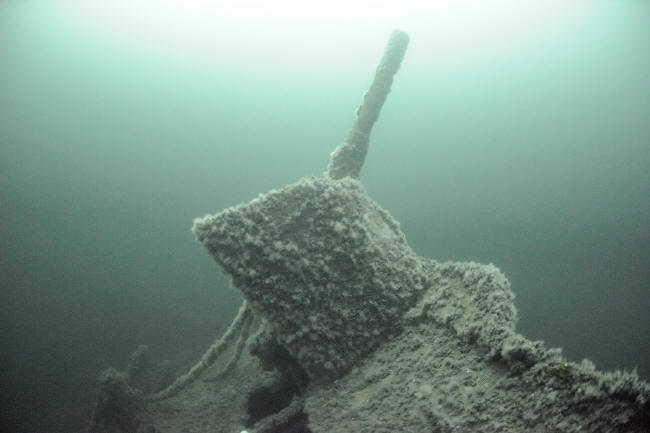 Kanon på styrbordside midtfor